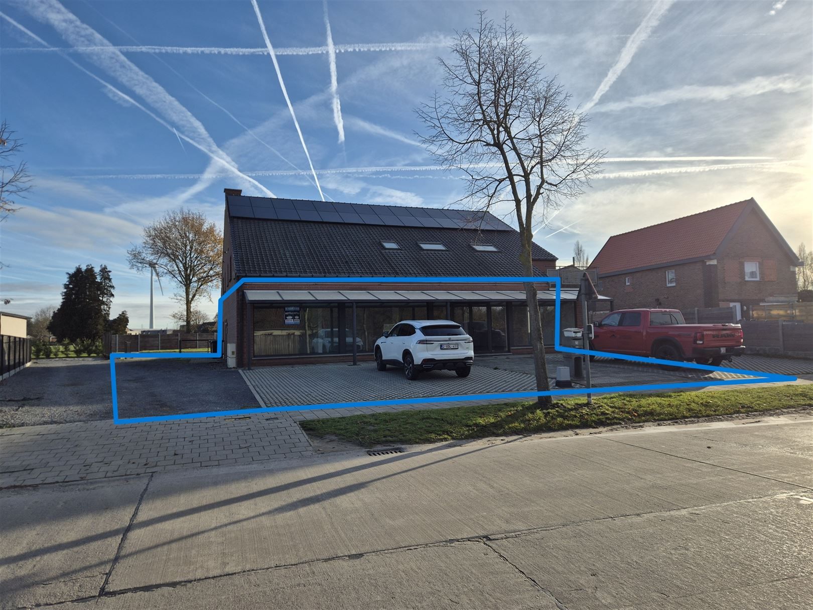 Handelsruimte met aansluitend appartement foto {{pictureIndex}}