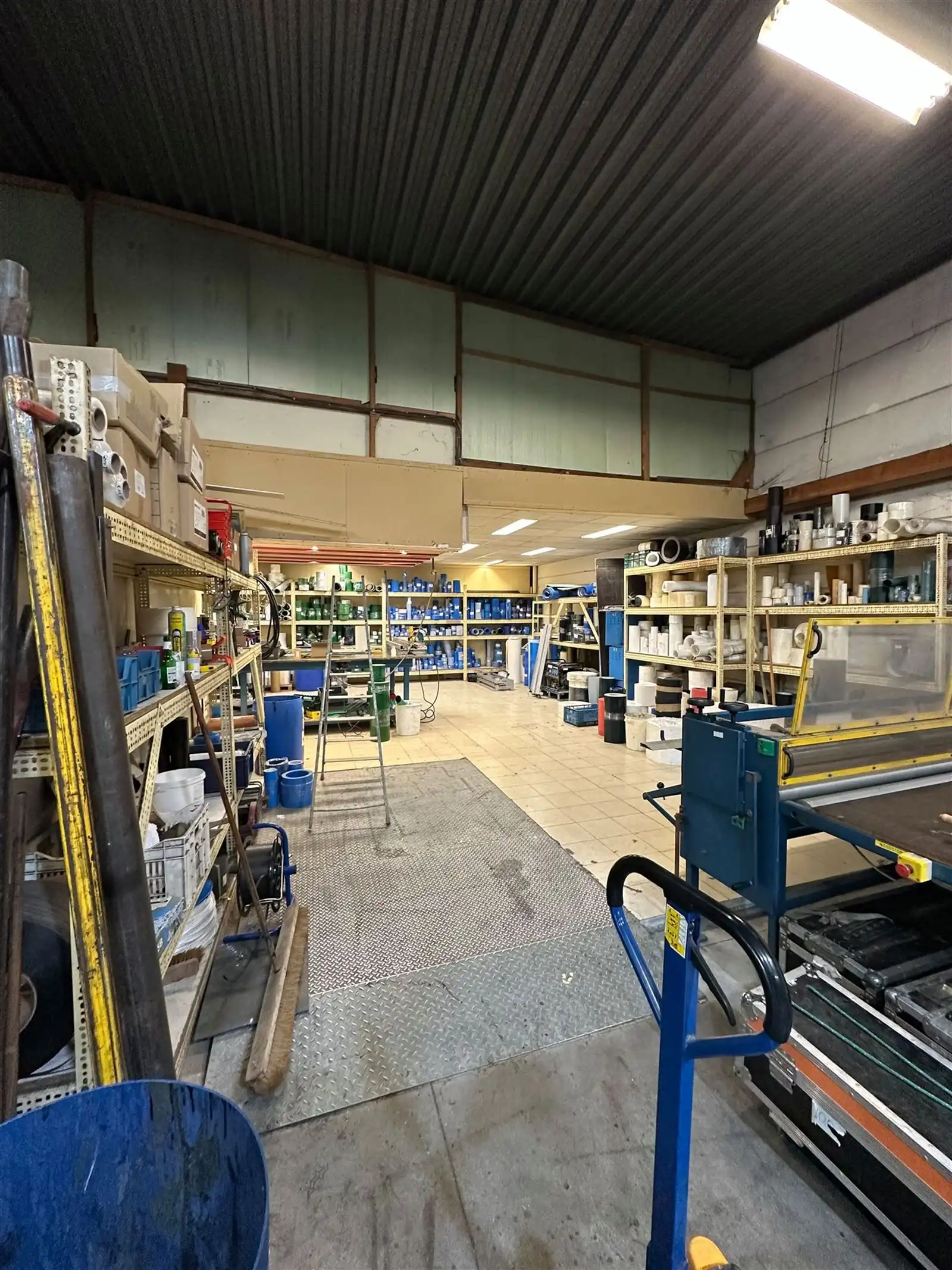 Ruim magazijn met kantoor te huur – 375 m² foto 3