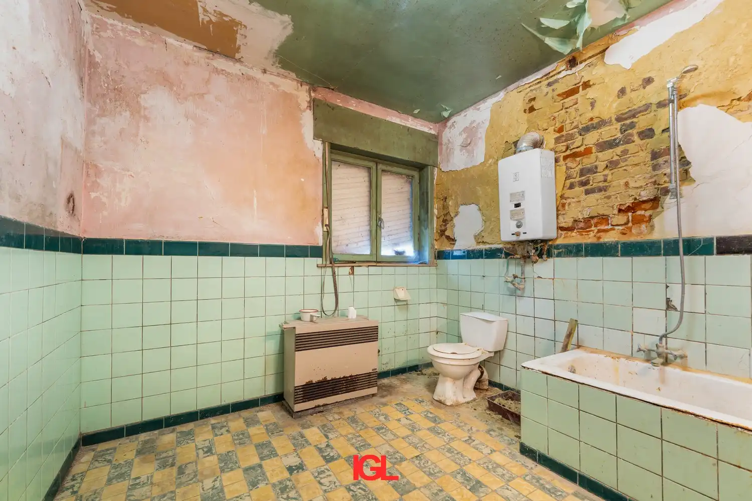 Te renoveren woning met grote tuin foto 12