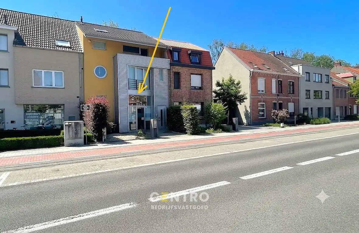 Instapklare & goed geïsoleerde KANTOORRUIMTE met ruime KELDER te huur, langs een strategische invalsweg van Brugge centrum. foto {{pictureIndex}}
