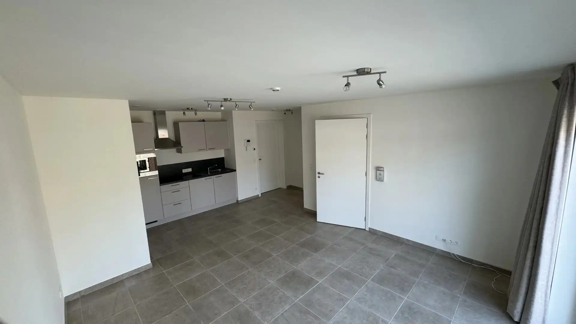 Serviceflat met 1 slaapkamer en balkon, momenteel verhuurd. foto 7