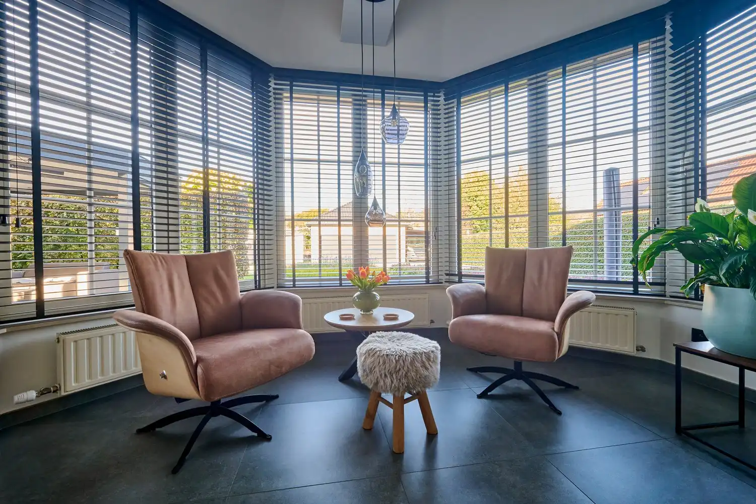 Prachtige instapklare villa met heerlijke leefruimtes voorzien van alle comfort, 4 slaapkamers, 3 badkamers, een perfect aangelegde tuin in alle privacy foto 6