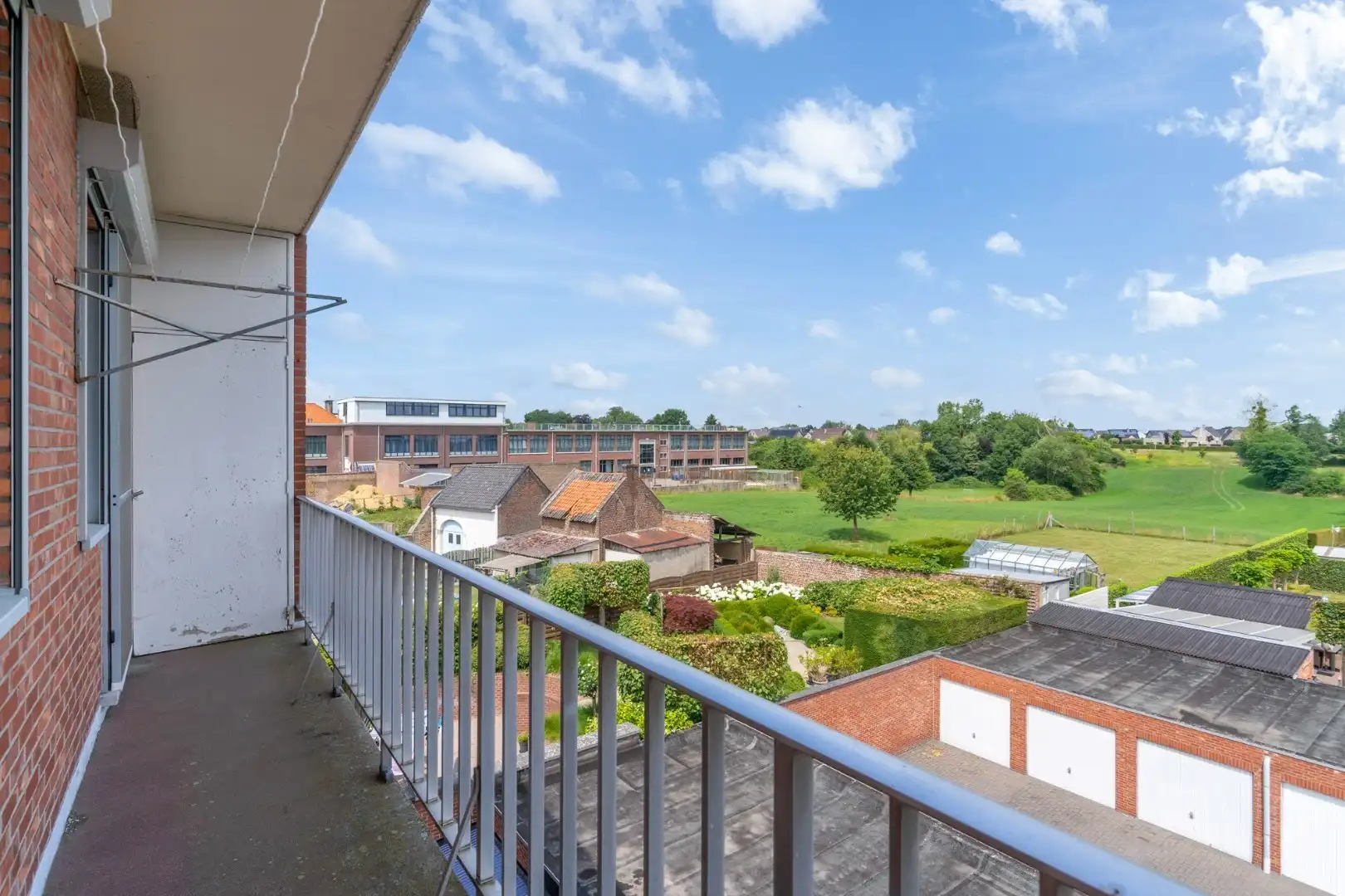 Ruim appartement op de 3° verdieping in hartje Hoeselt, met 3 slaapkamers, garage en prachtig terras met panoramisch uitzicht.  foto 27