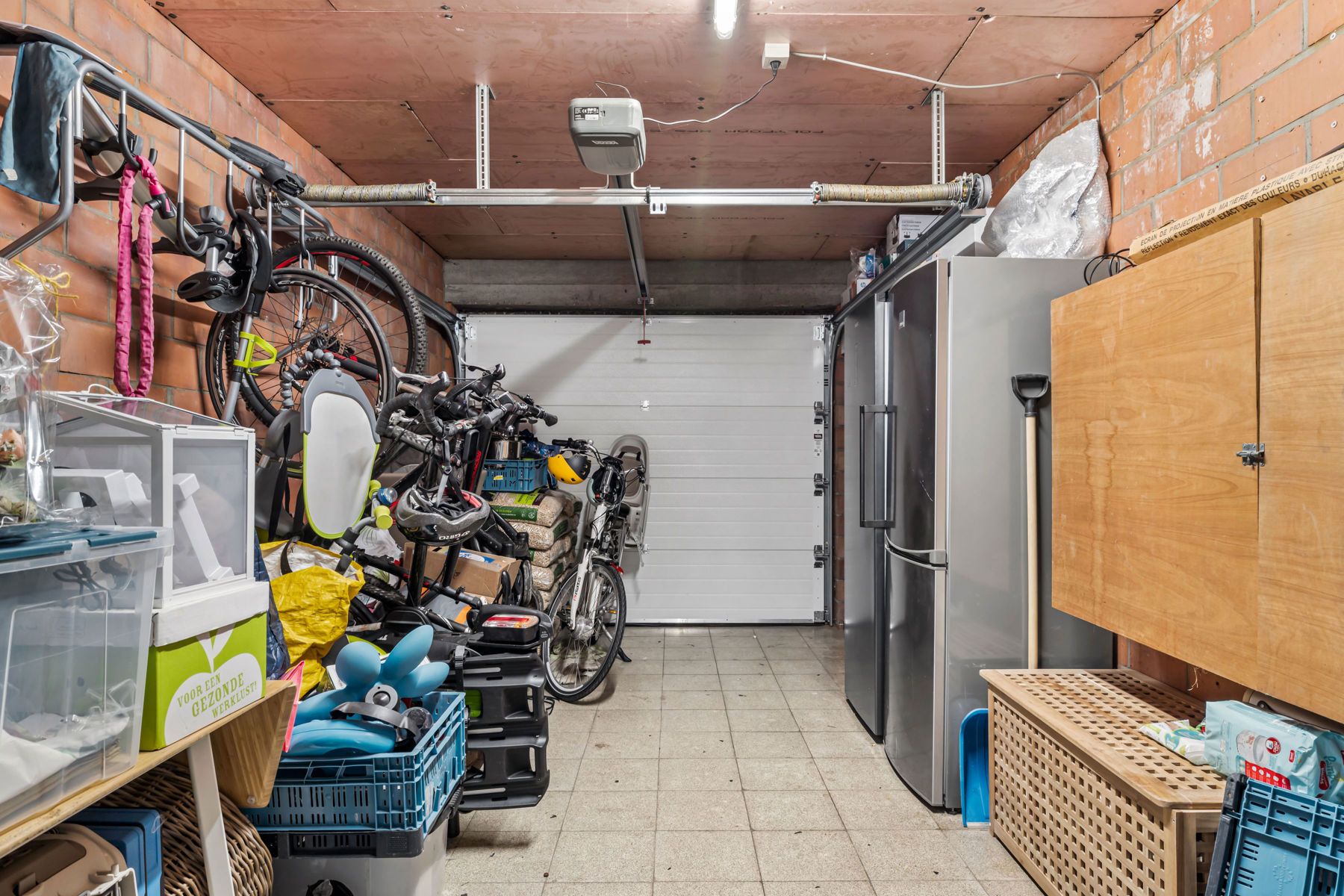 Prachtige instapklare starterswoning met inpandige garage foto 14