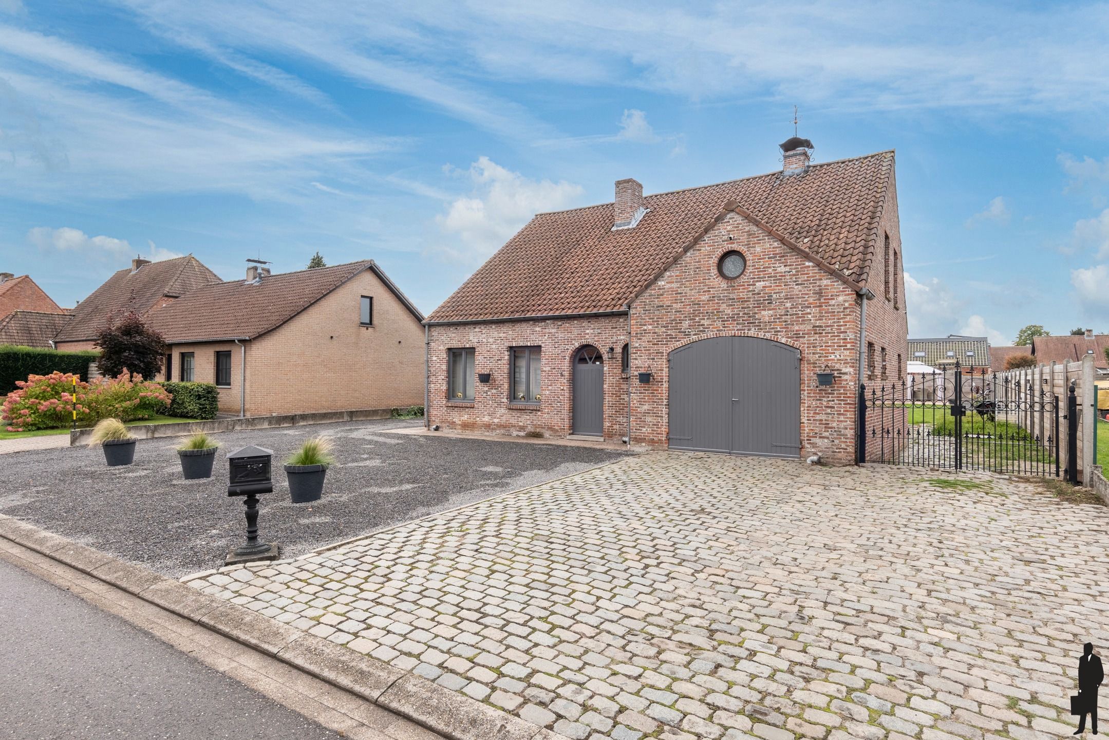 Hoofdfoto van de publicatie: Deels gerenoveerde gezinswoning met 4 slaapkamers op 840m²
