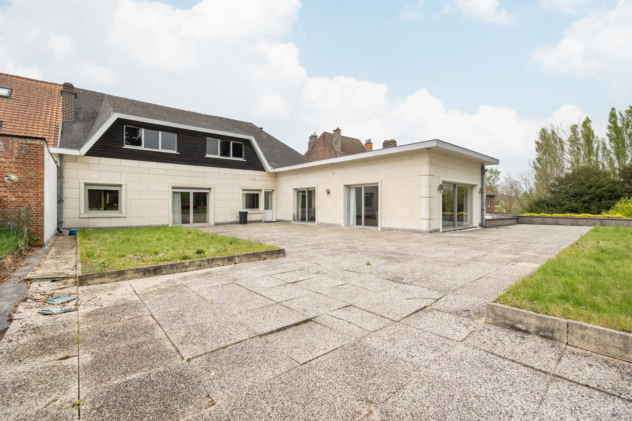 Uitzonderlijk groot gebouw met appartement en handelsruimte foto 23