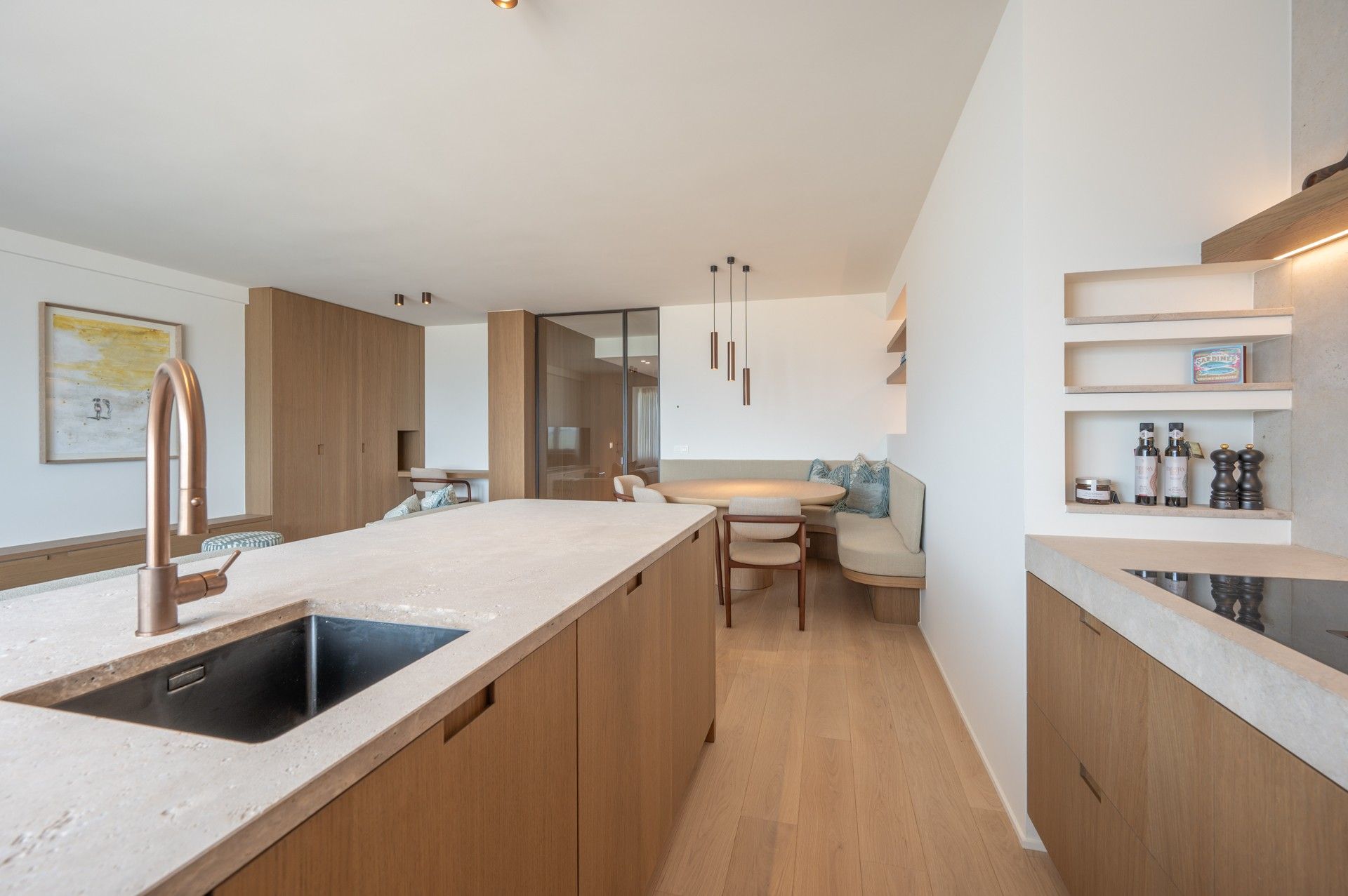 Gemeubeld: verfijnd gerenoveerd appartement op de zeedijk vlakbij het Rubensplein te Knokke! foto 7