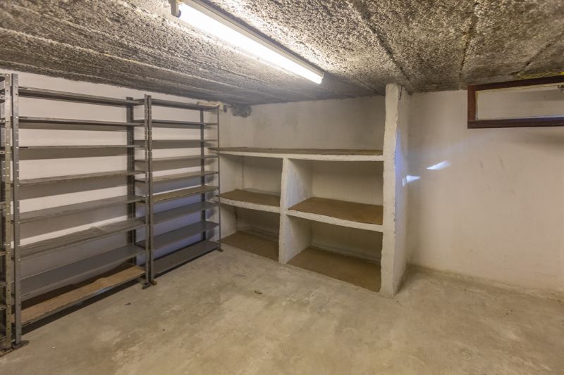 Te moderniseren halfopen bebouwing met 3 slaapkamers (5 mogelijk), garage en tuin met open zicht op weiland. foto 15