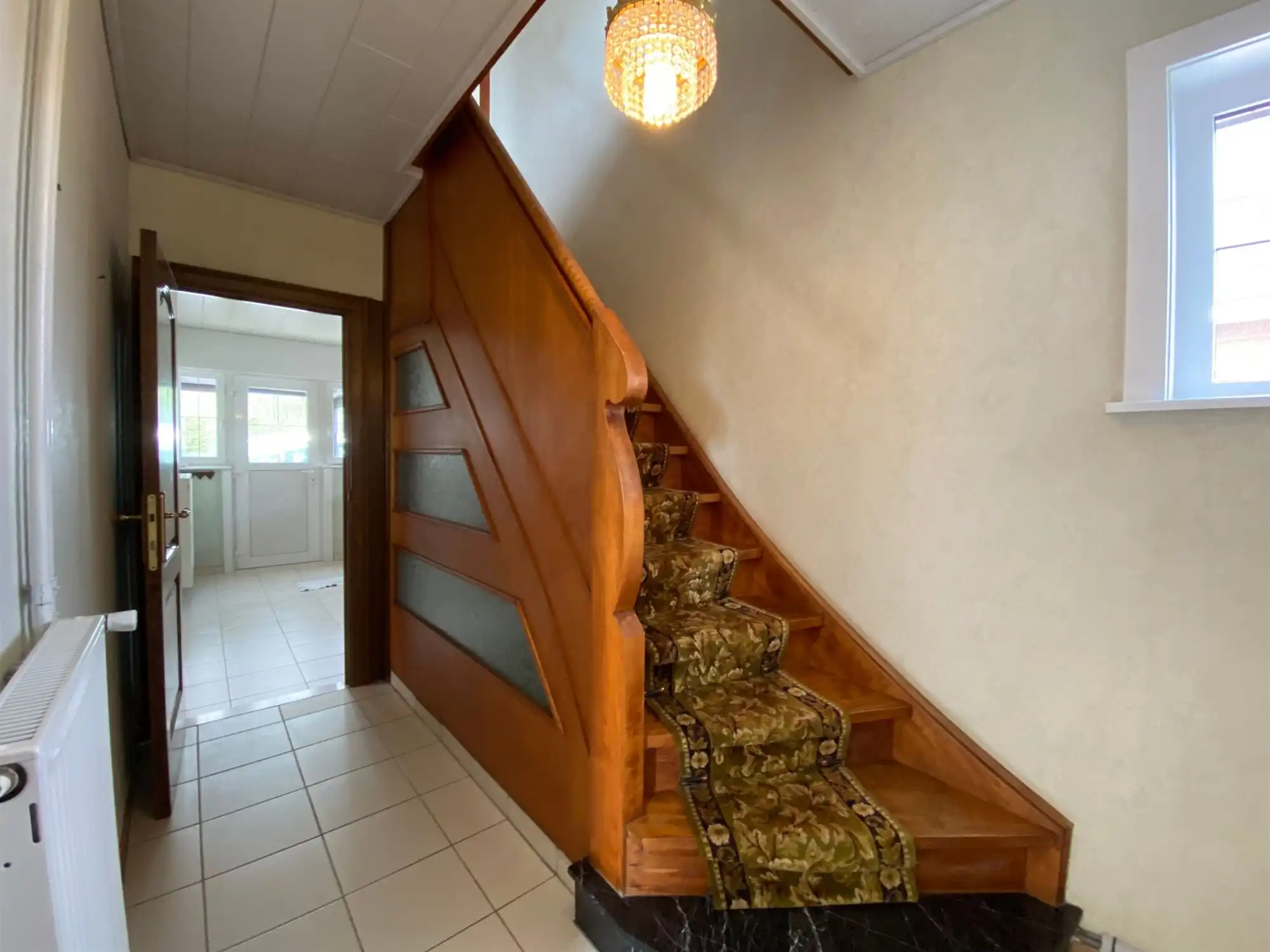 Charmante open bebouwing met 3 slaapkamers, grote garage en zonnepanelen foto 12