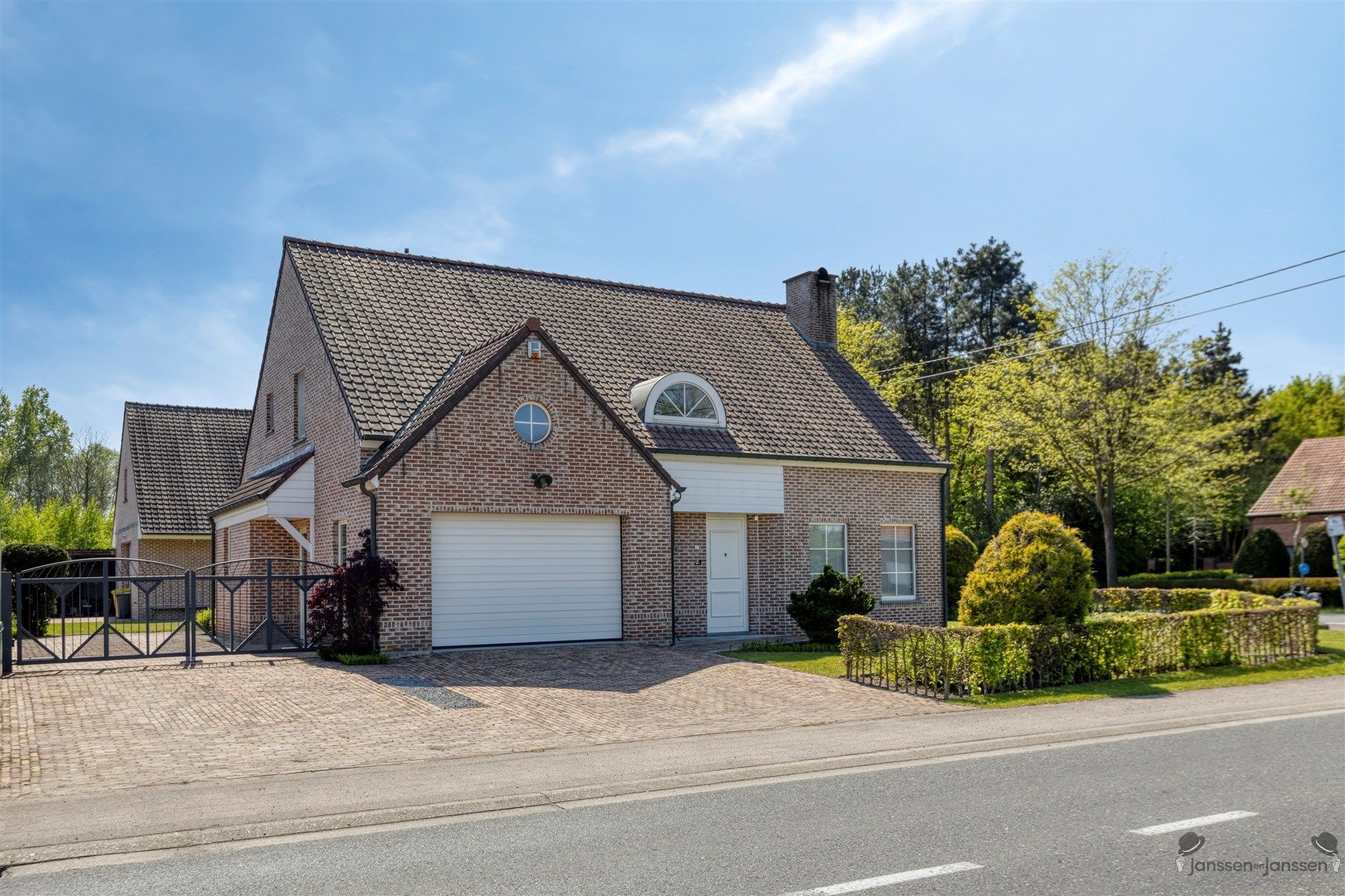 Woning met grote werkplaats  foto {{pictureIndex}}