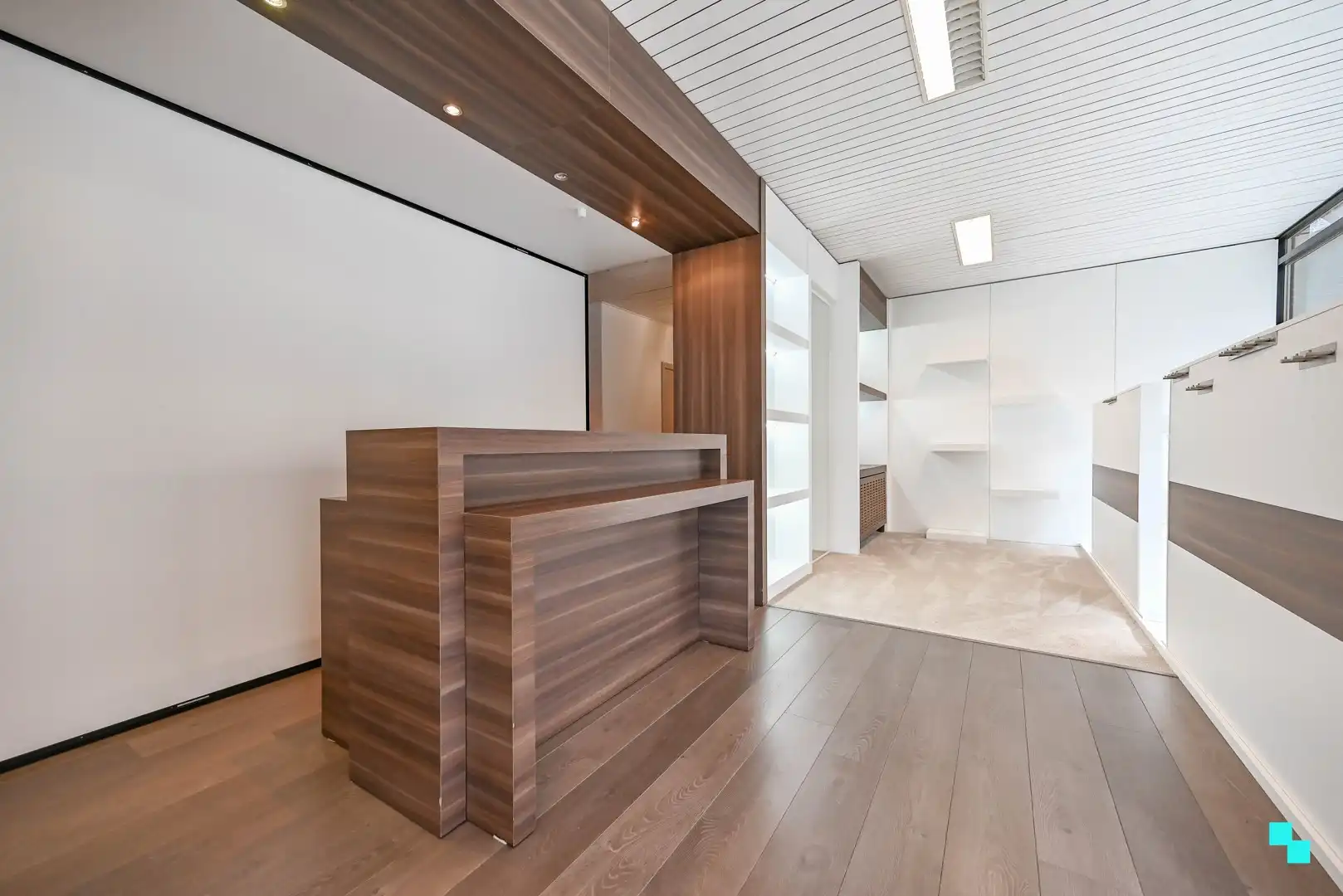 Centraal gelegen handelspand met etalage in hartje Lendelede foto 8