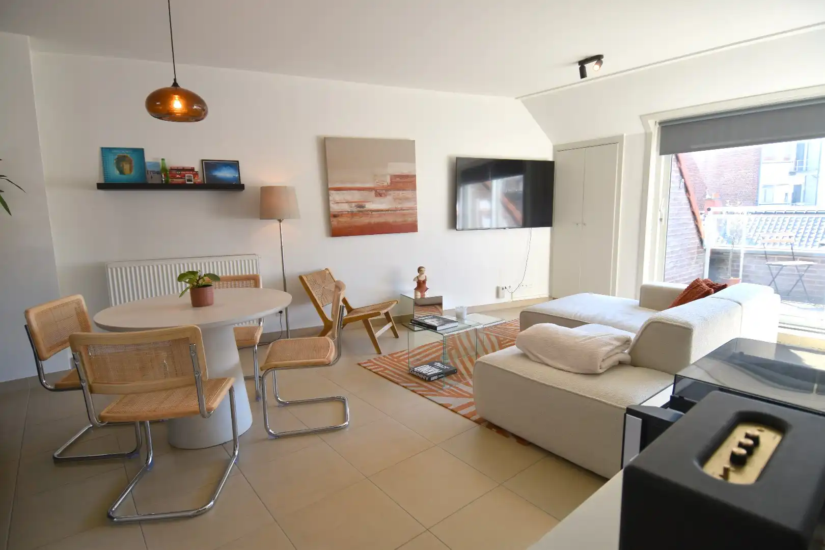 Lichtrijk duplex appartement met 2 slaapkamers en zonnig terras in hartje Kortrijk foto {{pictureIndex}}