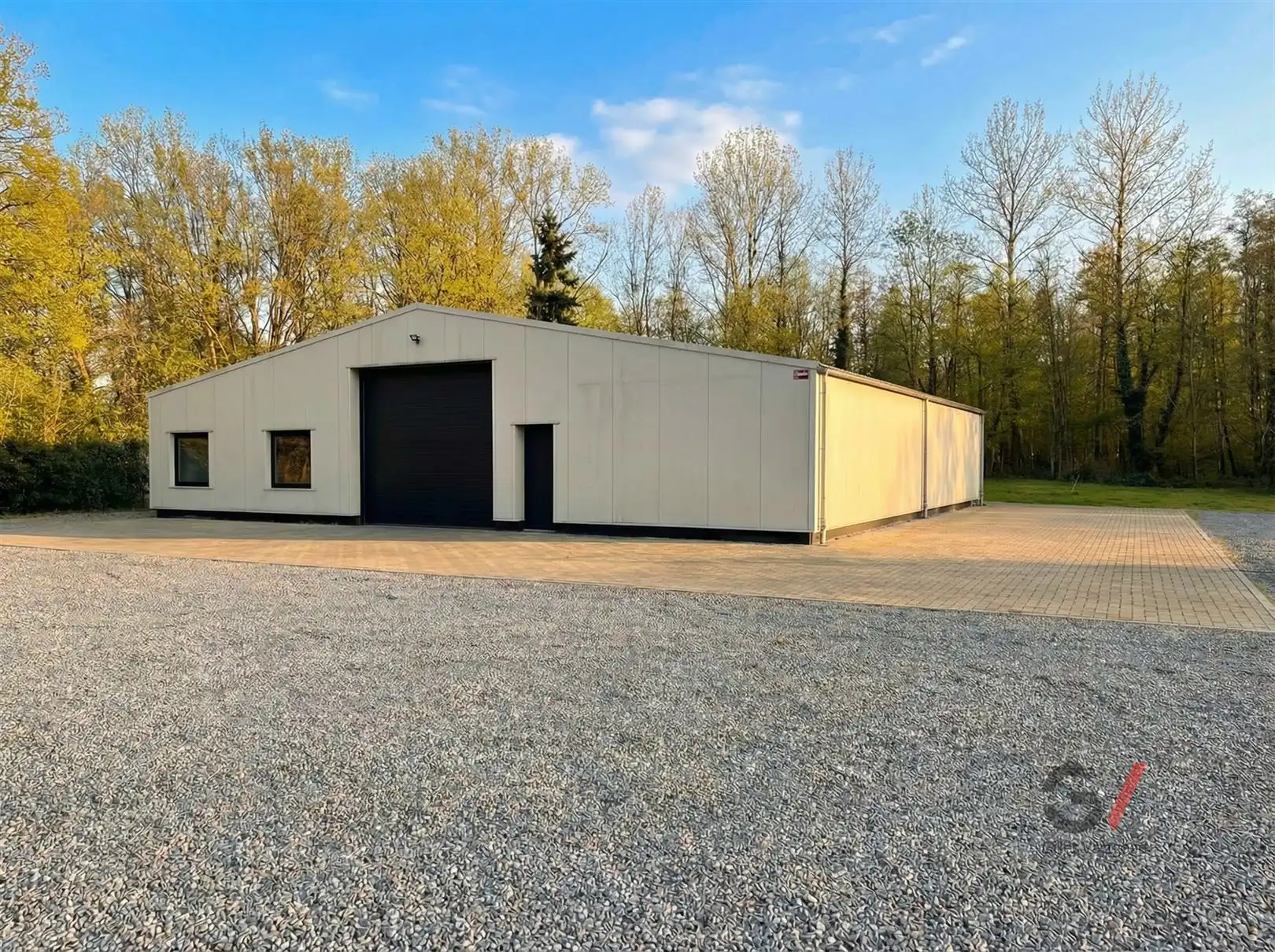 Gerenoveerde magazijnruimte met buitenruimte foto {{pictureIndex}}