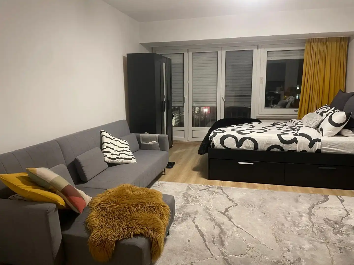 Gemeubelde zonnige studio, vlak aan zee foto 11