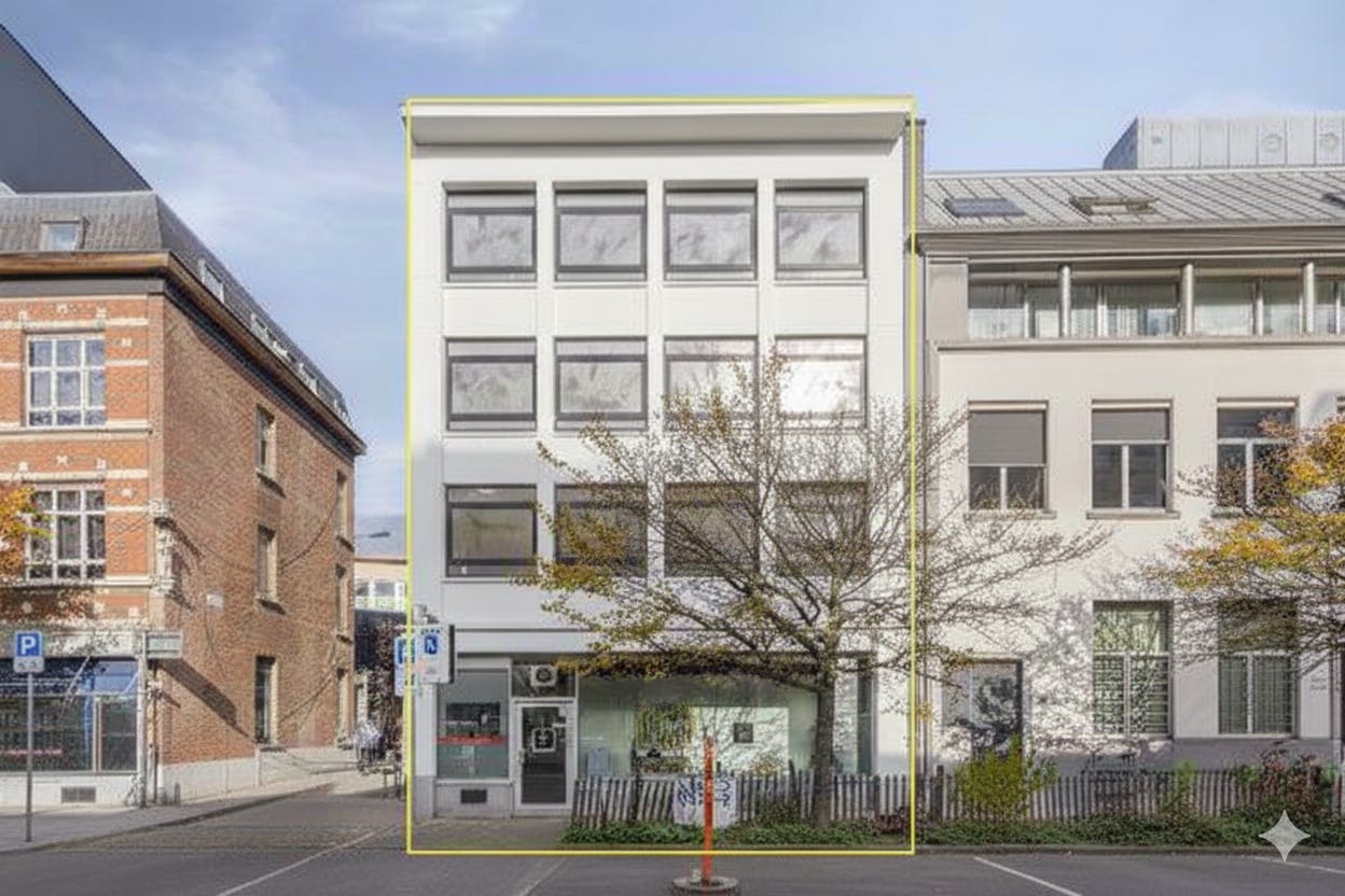 Te renoveren opbrengsteigendom met 3 appartementen en handelspand in Antwerpen foto {{pictureIndex}}