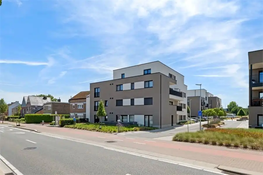 CENTRAAL GELEGEN APPARTEMENT MET RUIM TERRAS EN GARAGEBOX IN SINT-TRUIDEN foto 3