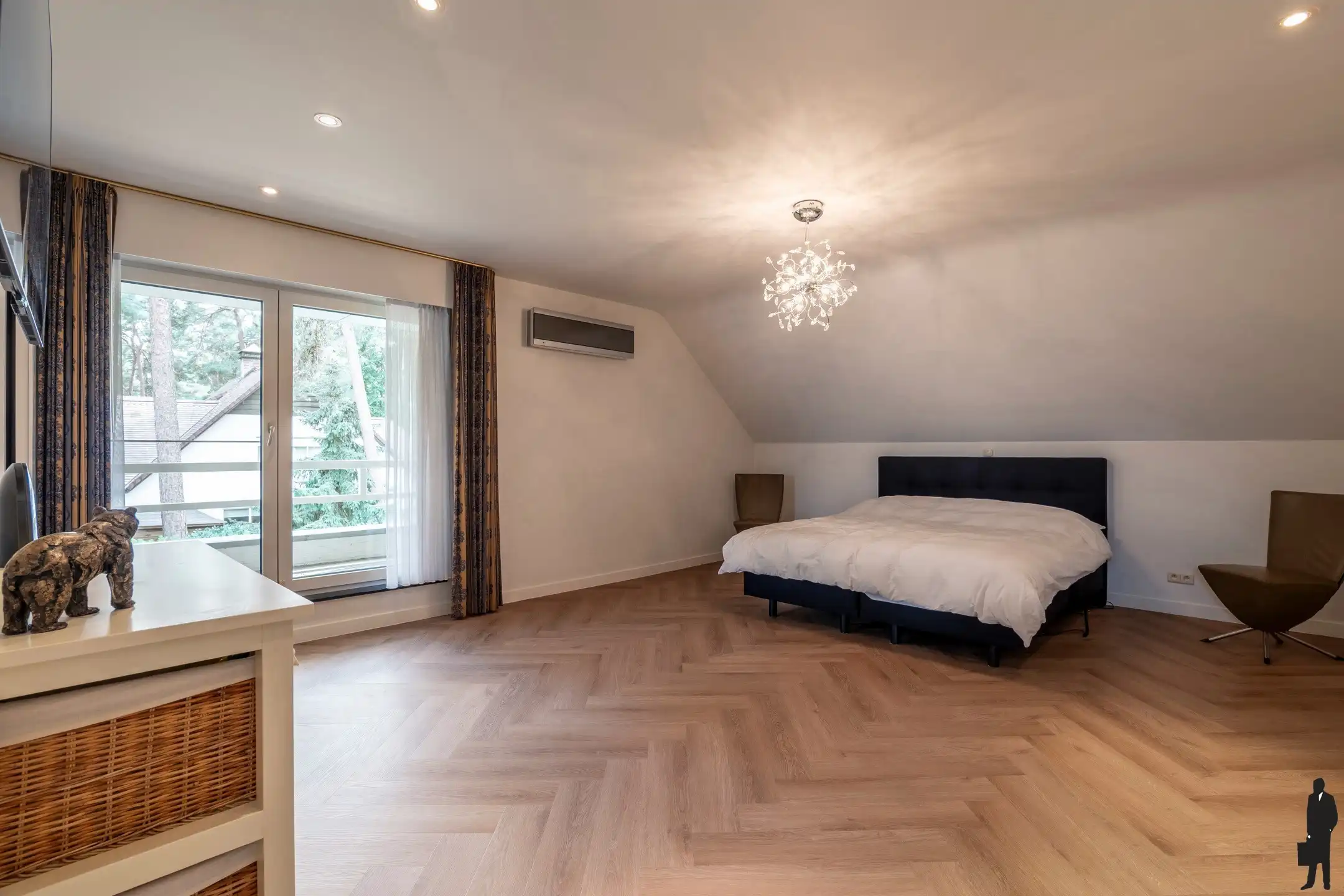 Riante villa (maar liefst 454m² woonopp.) vlakbij Nederland foto 10