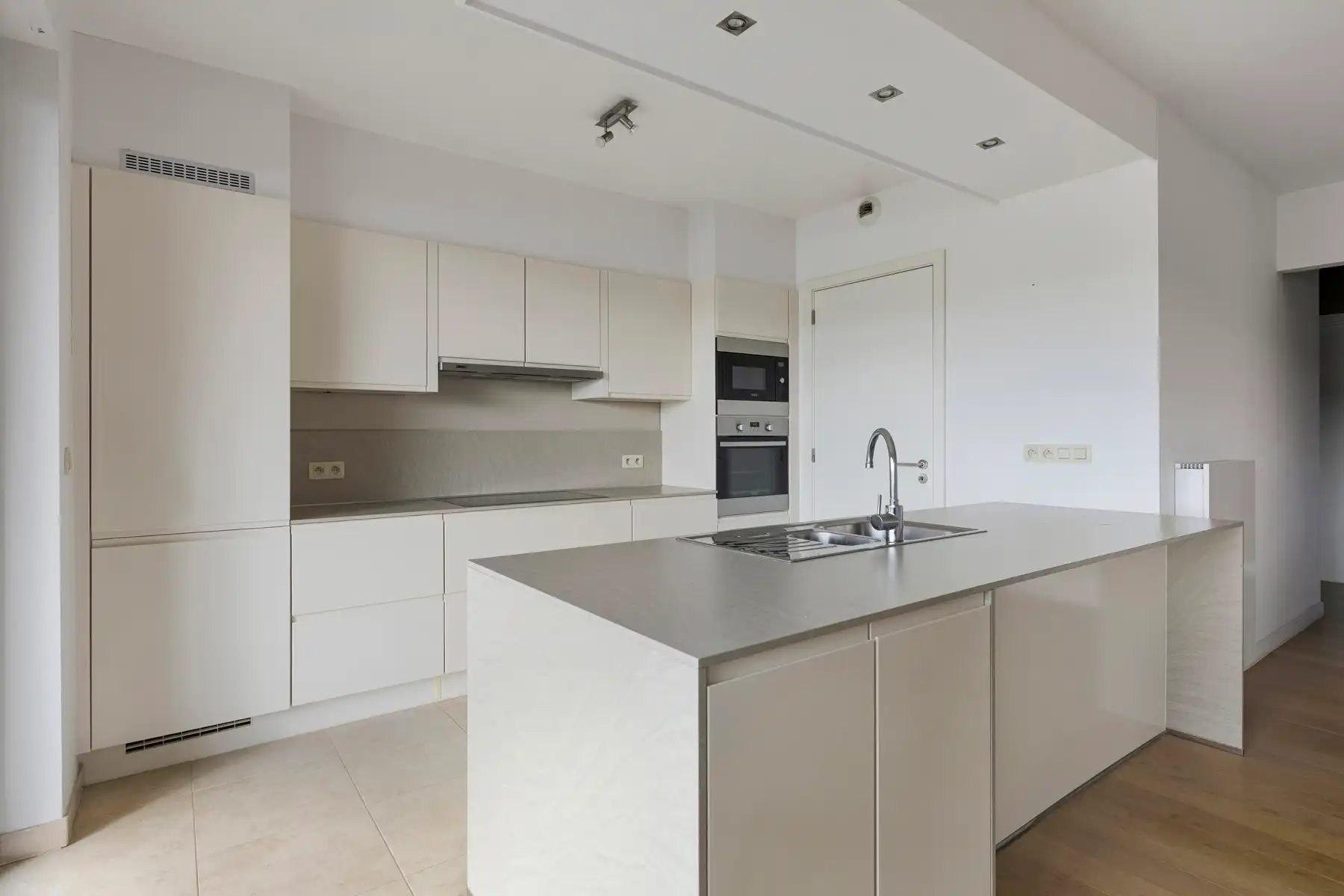 3 slaapkamer, 2 badkamer appartement met terras en parkings foto 5