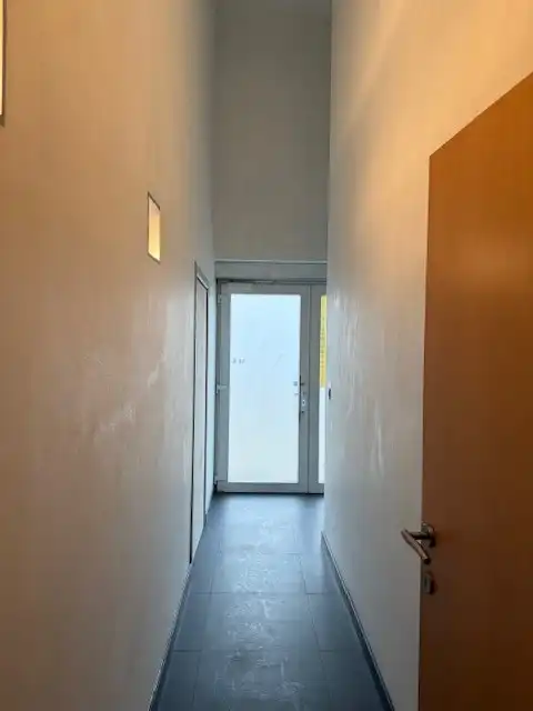 RUIM, INSTAPKLAAR MAGAZIJN MET MODERNE KANTOORRUIMTE TE HUUR IN ZELE foto 8