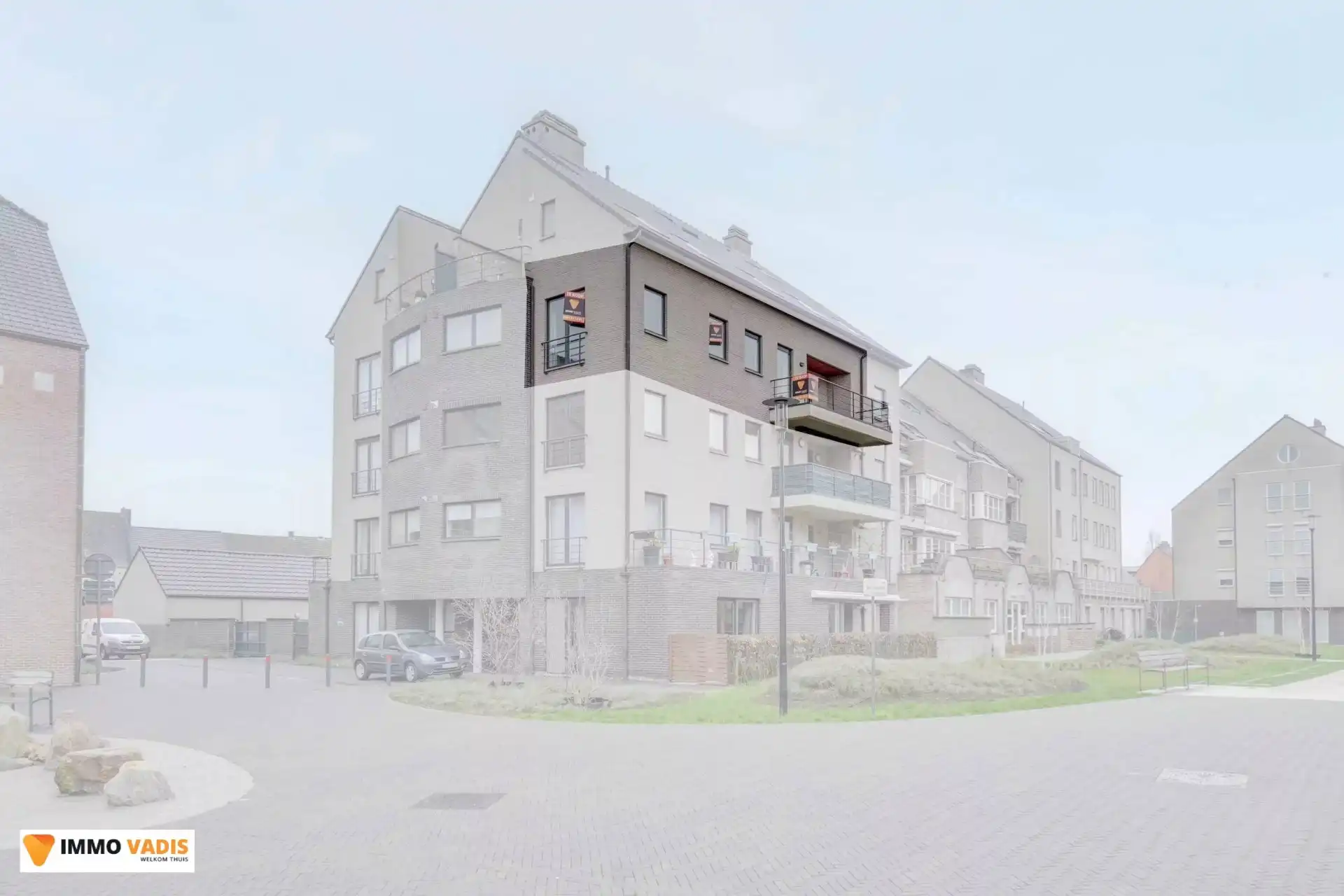 Goed onderhouden appartement met twee slaapkamers, terras en afgesloten parkeerplaats foto {{pictureIndex}}