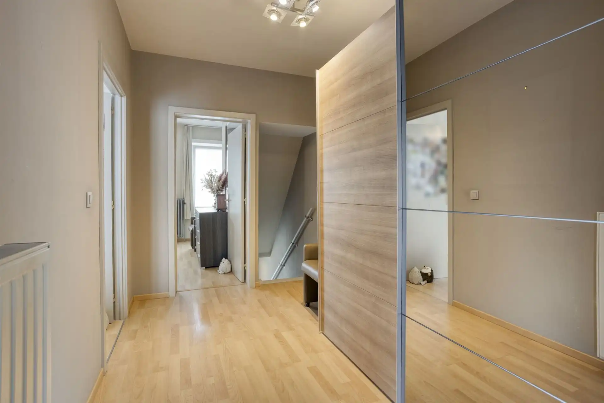 Instapklare woning met 3 slaapkamers, tuin en parkeerplaats foto 9