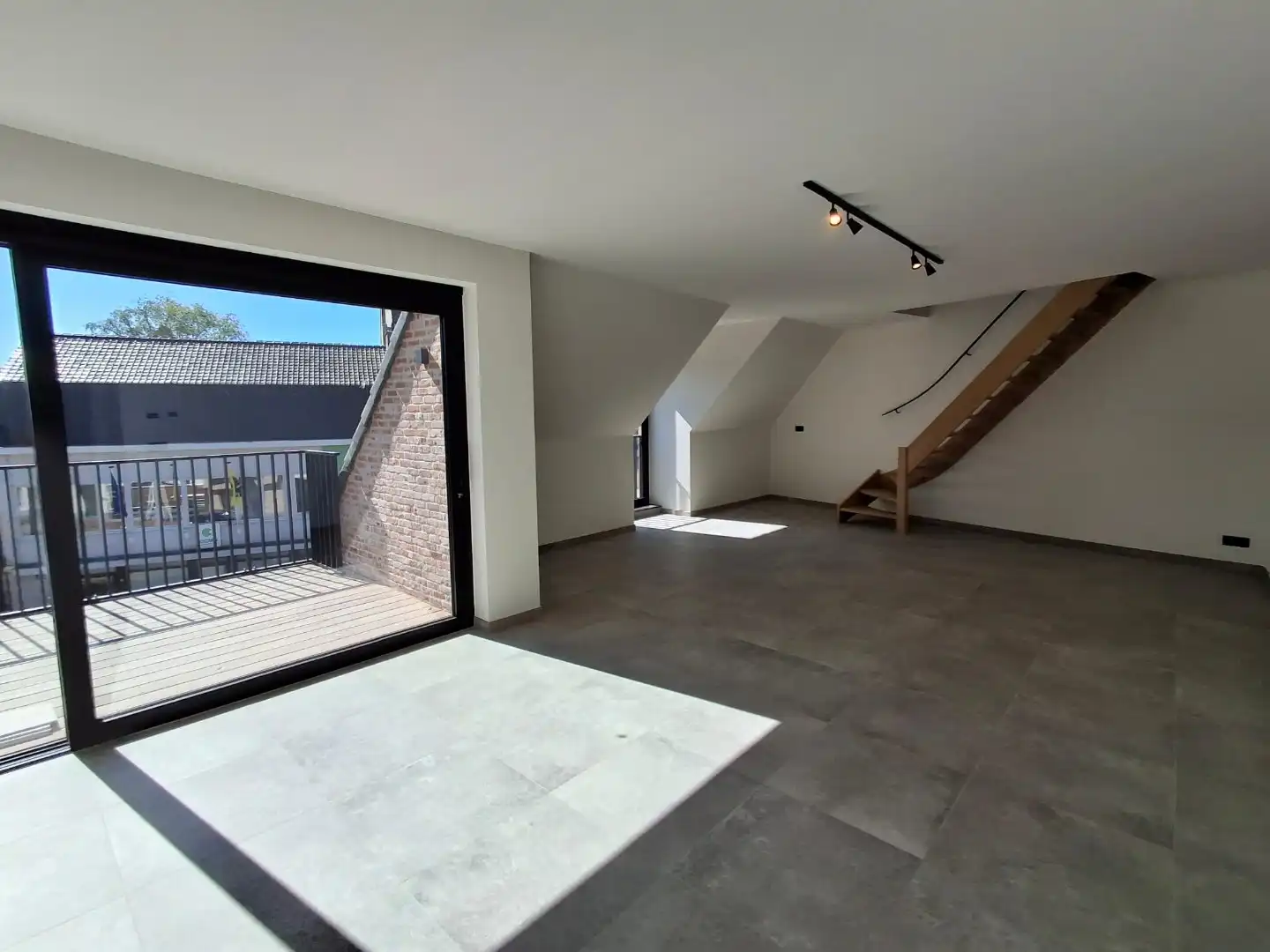 LICHTRIJK DUPLEXAPPARTEMENT MET 2 SLPKS | TERRAS EN AUTOSTAANPLAATS IN RUISELEDE foto 3