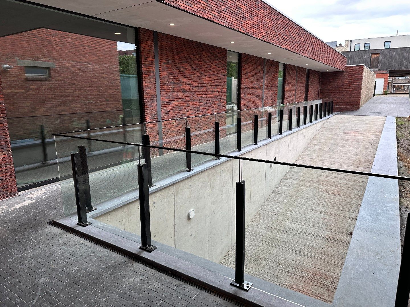 GELIJKVLOERS HANDELSPAND met KELDERRUIMTE TE KOOP/TE HUUR OP A-LOCATIE IN HOUTHALEN CENTRUM   foto 7