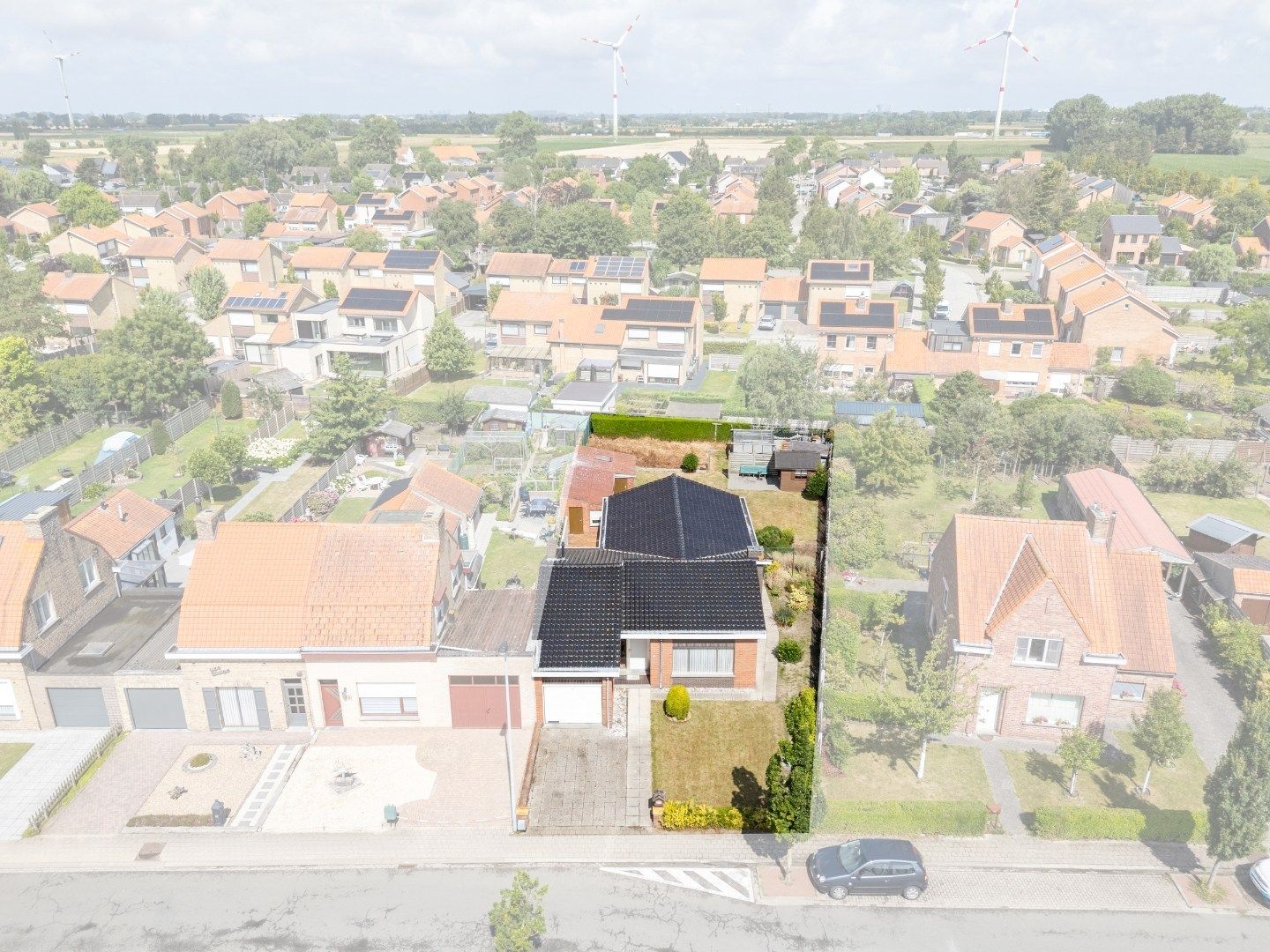 Hoofdfoto van de publicatie: Te renoveren gelijkvloerse villa op een royaal perceel van 745 m² in de Warandestraat 65 – solide basis met groeipotentieel