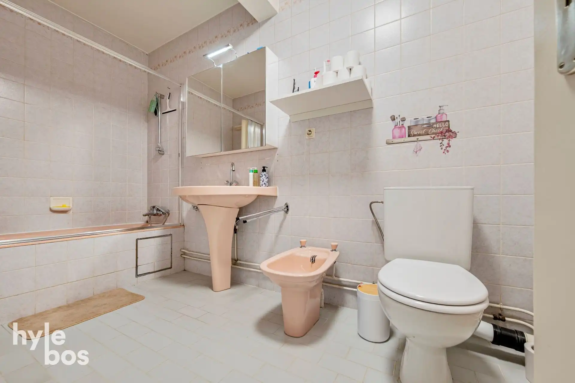 Ruim instapklaar 2 slaapkamer appartement met garage foto 17