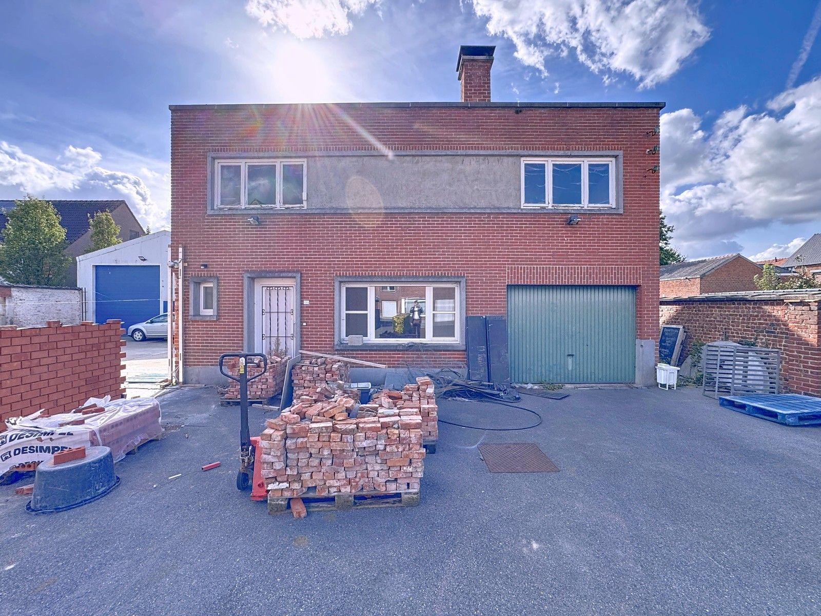 Ruime gezinswoning met garage + magazijn van 260m² en zonnige tuin in hartje Izegem. foto 20