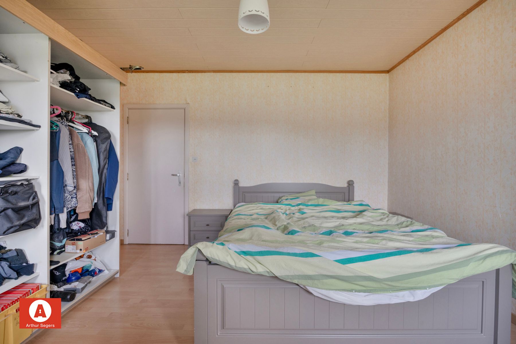 Halfopen woning in doodlopende, rustige straat foto 15