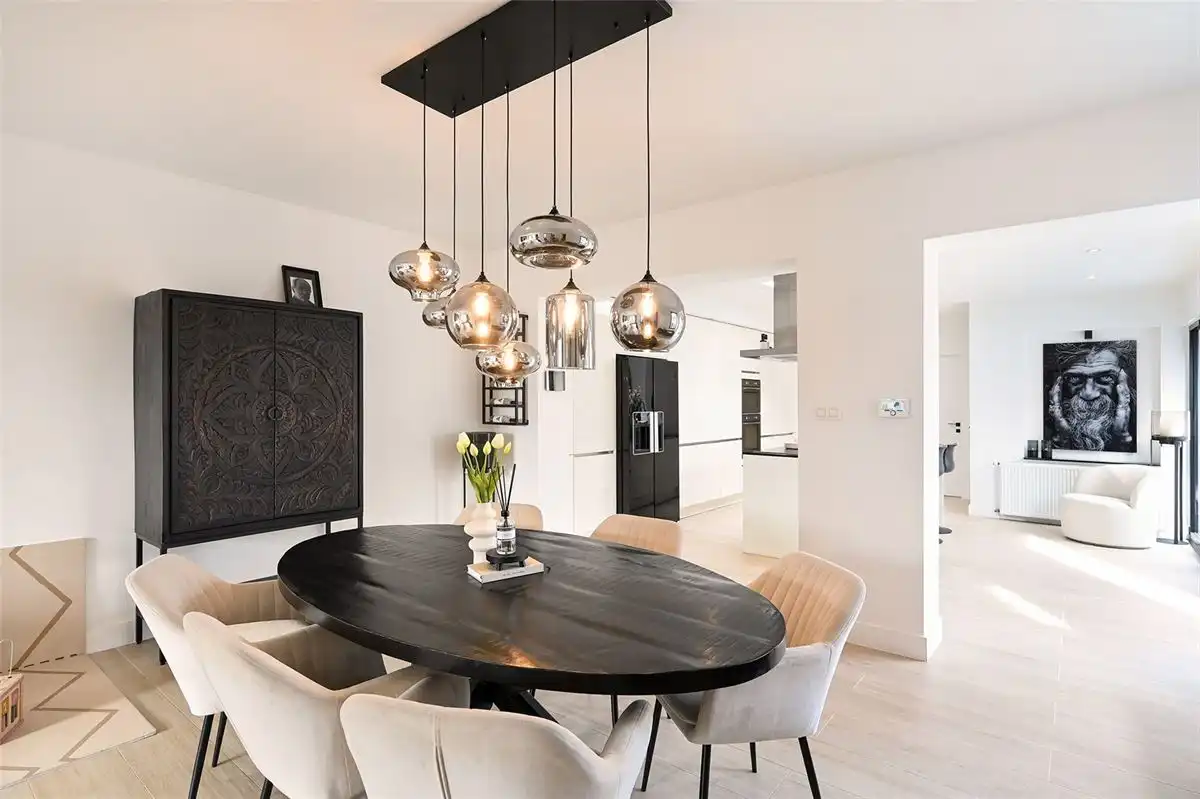 Geheel gerenoveerde woning met leuke tuin en grote garage foto 9