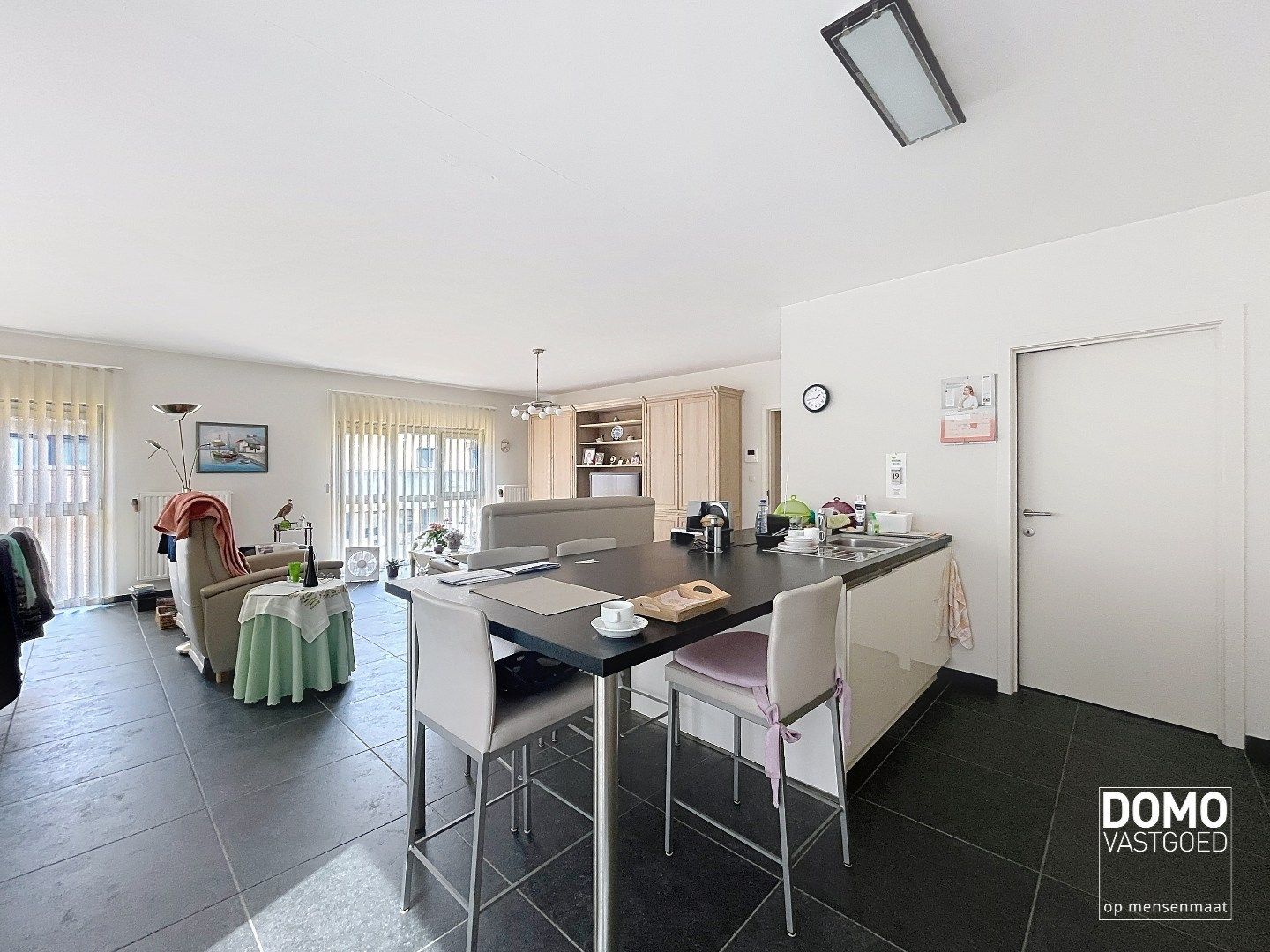 RUIM APPARTEMENT VAN 120 M² MET TERRAS, LIFT, 2 SLAAPKAMERS EN AUTOSTANDPLAATS GELEGEN TE CENTRUM KERMT foto 3