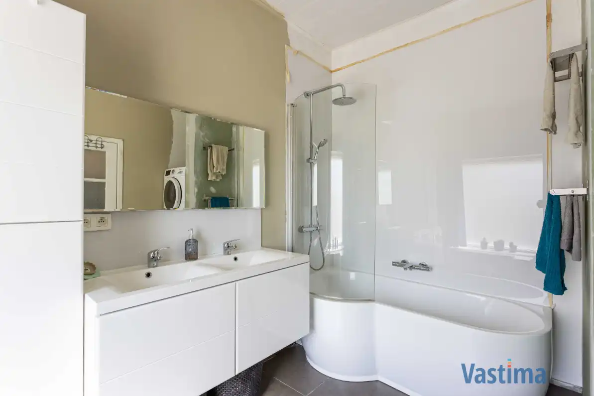 Energiezuinige en instapklare starterswoning met 2 slaapkamers in hartje Erembodegem foto 9