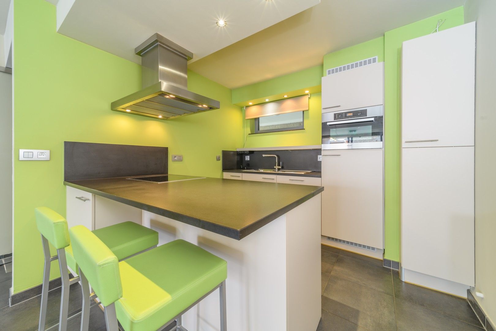 Centraal gelegen, recent 2 slaapkamer-appartement. foto 8