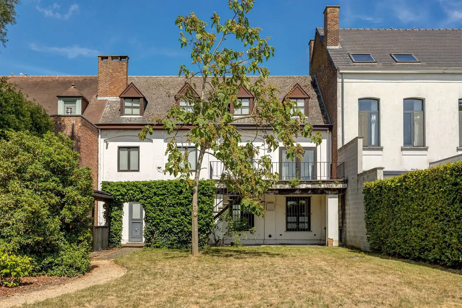 Grote woning in de dorpskern, met tuin en achter-uitweg. 'Must-see'! foto 3