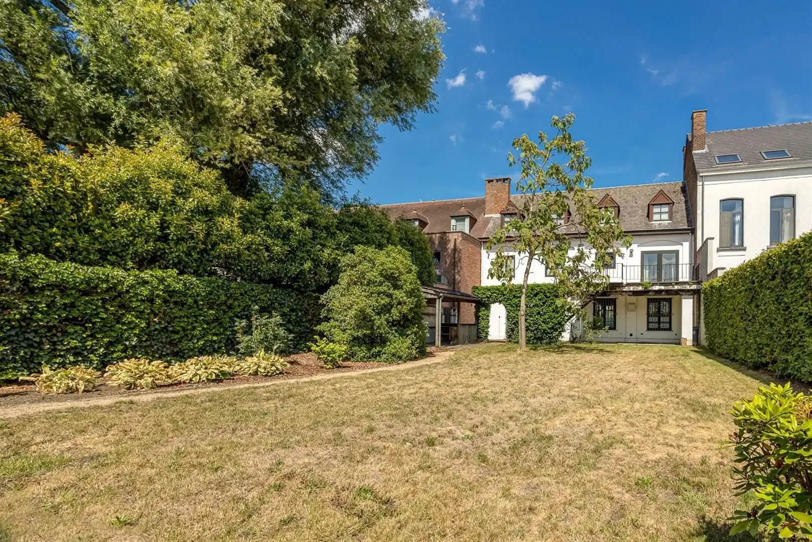 Grote woning in de dorpskern, met tuin en achter-uitweg. 'Must-see'! foto 3