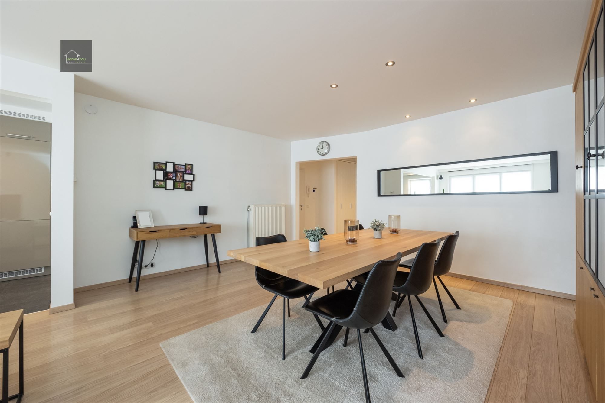 Ruim instapklaar appartement met garage en staanplaats foto 3