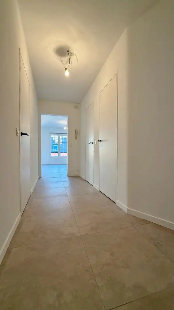 Stijlvol gerenoveerd appartement op toplocatie in het centrum van Ieper. foto 3