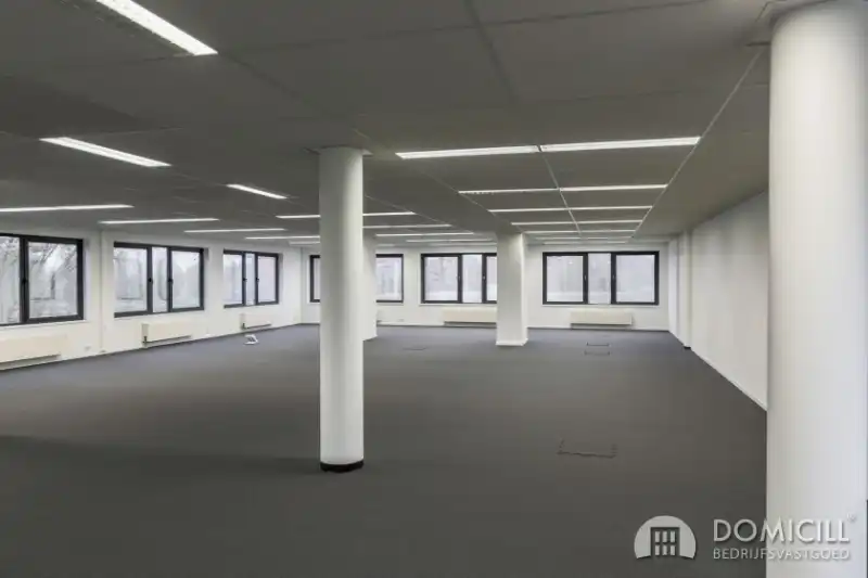 Roeselare, stadsrand: Vlot bereikbare zeer ruime open en lichtrijke kantoorruimte (307m²) met parking aan ring van Roeselare foto {{pictureIndex}}