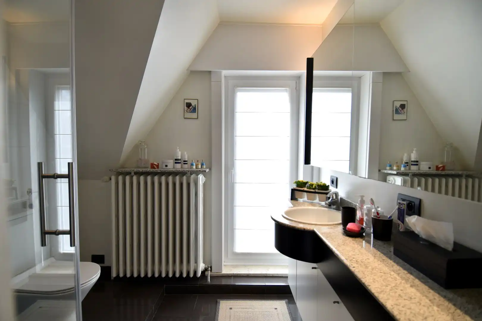 Karaktervolle woning met 3 slaapkamers, garage én tuin op een rustige locatie te koop in Marke foto 12