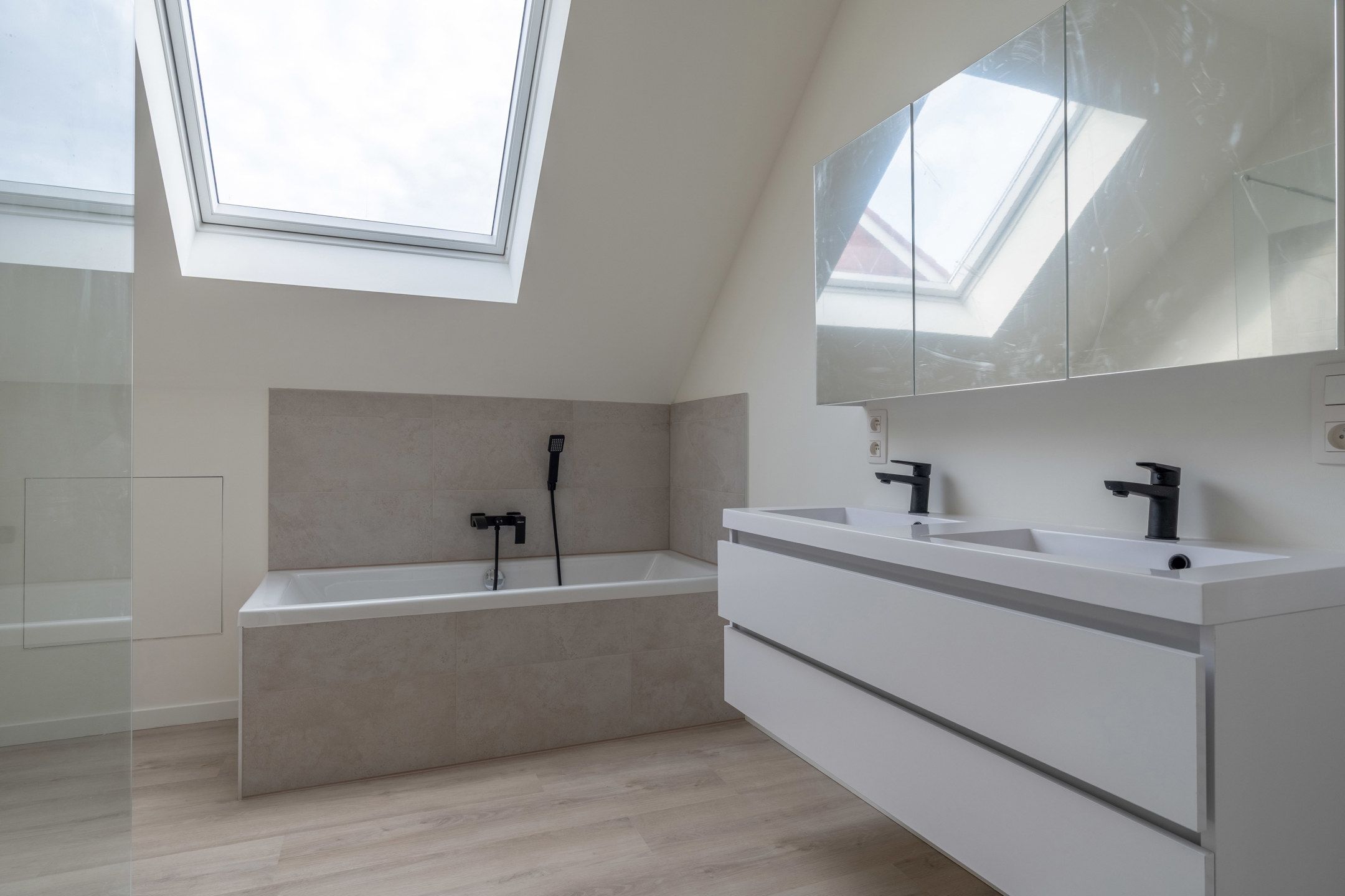 Gerenoveerde woning met 4 slaapkamers op 375m² te Arendonk. foto 27