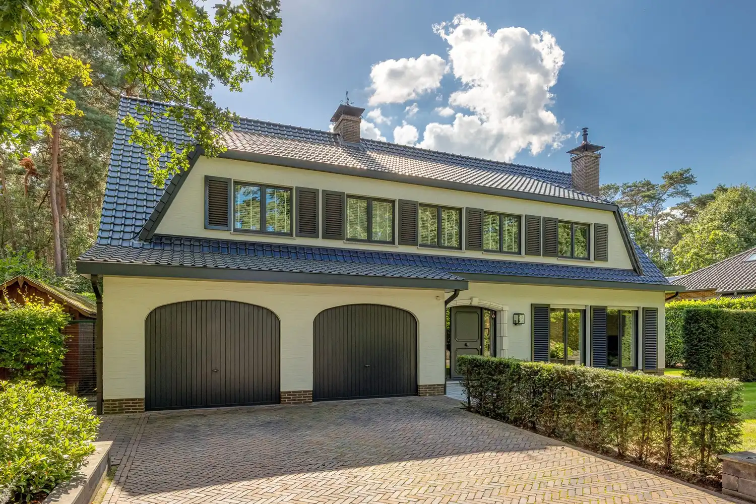 Modern gerenoveerde villa in doodlopende straat foto {{pictureIndex}}
