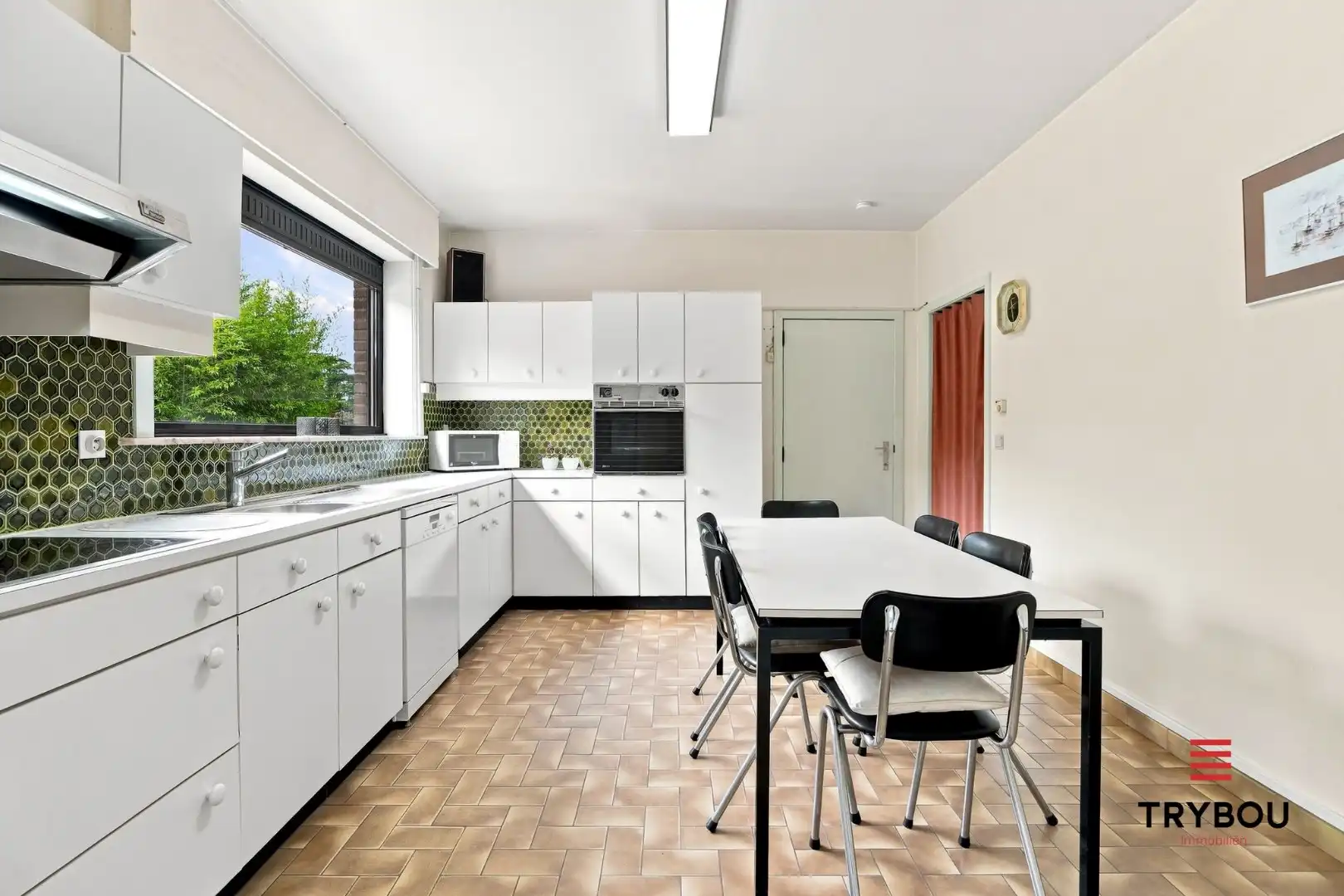 Ruime alleenstaande villa op een royaal perceel van 1265m² foto 6