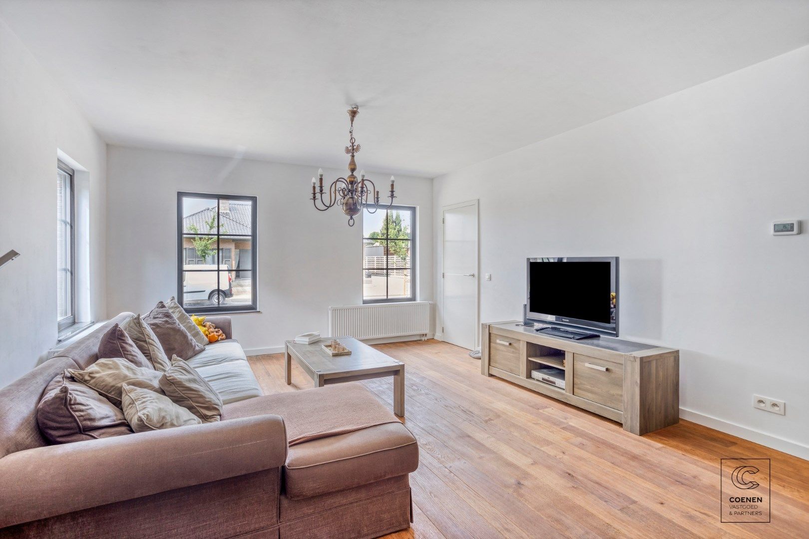 Prachtig, volledig gerenoveerde villa van 351 m² en 6 slaapkamers op een uiterst rustige locatie! foto 3