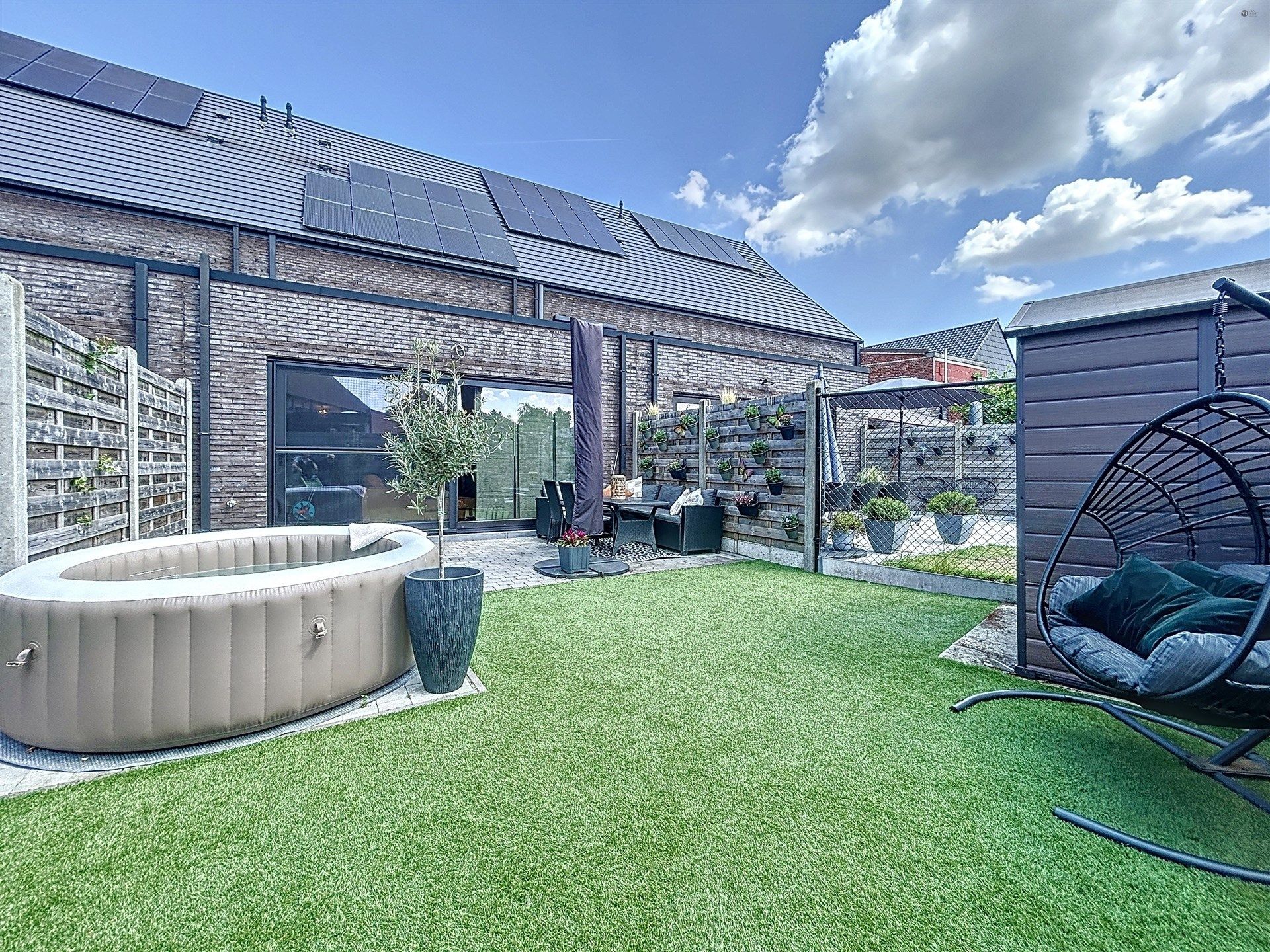 Ruime -BEN-woning met 4 slaapkamers met zuidwest tuin en overdekte carport op toplocatie foto {{pictureIndex}}