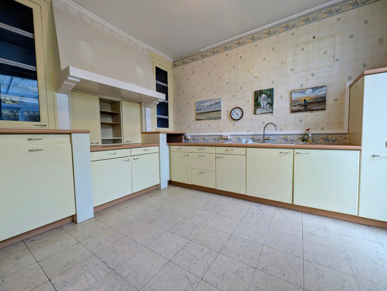 Charmant vilaatje uit 1929 in rustige straat te Sint-Idesbald: 4 Slaapkamers (5 mogelijk) , Tuin & Garage. foto 6