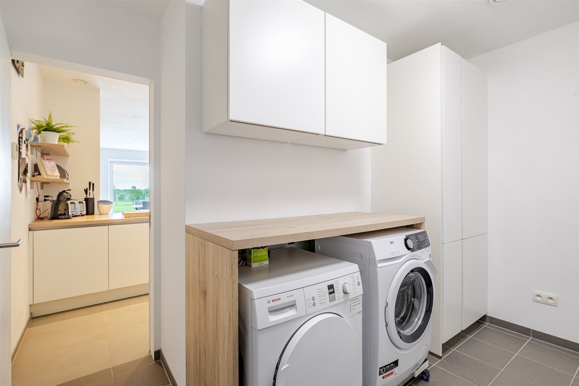 Bemeubelde ruime energiezuinige woning met grote tuin. foto 11