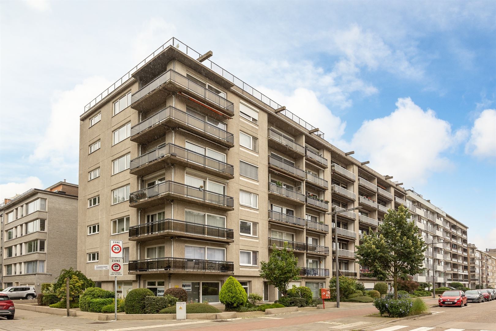 Centraal gelegen en ruim appartement met 3 slaapkamers en aangenaam terras foto 1