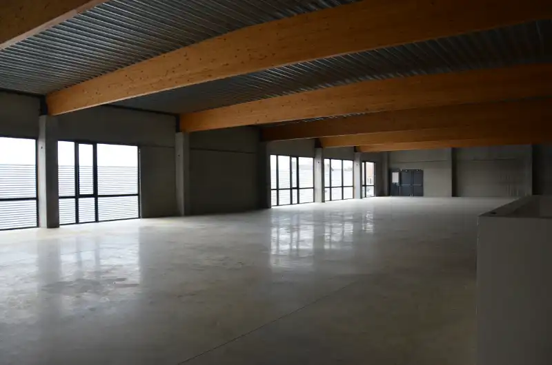 Te huur :  Roeselare Bruggesteenweg baanwinkel +/-764 m², in casco foto {{pictureIndex}}